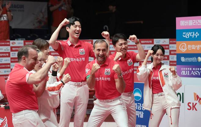 산체스가 우승을 확정짓자 웰컴저축은행 선수들이 환호하고 있다. PBA
