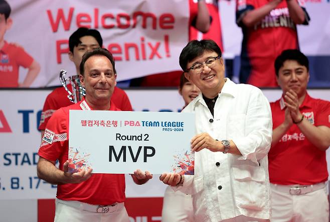 팀 리그 2라운드 MVP에 오른 산체스와 PBA 장상진 부총재. PBA