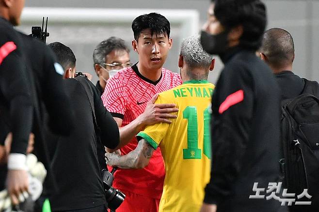 2일 오후 서울월드컵경기장에서 열린 축구 국가대표 평가전 대한민국과 브라질의 경기를 마친 손흥민과 네이마르가 인사하고 있다. 박종민 기자