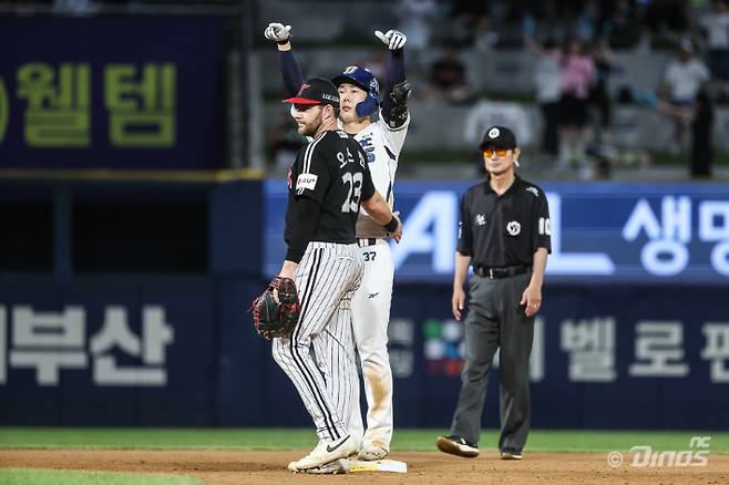 NC 박건우가 26일 LG와 홈 경기에서 6회 결승타를 날린 뒤 세리머니하고 있다. NC 다이노스