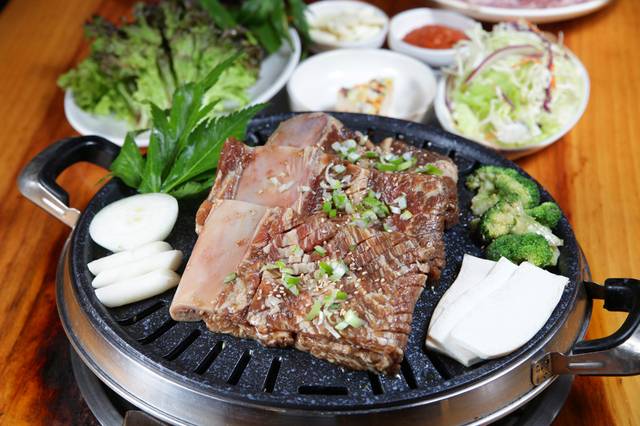 간장과 갖은양념을 발라 구워 먹는 갈비구이. 아이클릭아트