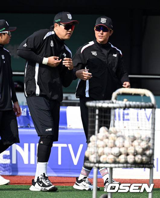 [OSEN=수원, 지형준 기자] 11일 오후 수원KT위즈파크에서 2025 신한 SOL뱅크 KBO 리그 시범경기 KT 위즈와 키움 히어로즈의 경기가 열렸다.KBO리그 10개 구단은 오는 18일까지 시범경기 10경기를 소화한다. 2025시즌 개막전은 오는 22일 개최된다. 개막전 매치업은 LG-롯데(서울 잠실구장), KIA-NC(광주-기아챔피언스필드), SSG-두산(인천 SSG랜더스필드), KT-한화(수원 KT위즈파크), 삼성-키움(대구 삼성라이온즈파크)이다.KT 오재일, 황재균이 훈련을 하고 있다. 2025.03.11 / jpnews@osen.co.kr