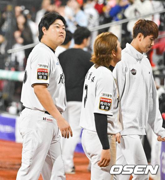 [OSEN=수원, 박준형 기자]프로야구 LG 트윈스가 KT 위즈를 꺾고 플레이오프 진출 확률 100%를 잡았다.&nbsp;LG 트윈스는&nbsp;8일 수원 KT위즈파크에서 열린 2024 KBO리그 준플레이오프(5전3선승제) 3차전 KT와&nbsp;경기에서 6-5로 승리했다.&nbsp;&nbsp;경기종료 후 KT 오재일이 패배에 아쉬워하고 있다.  2024.10.08/ soul1014@osen.co.kr