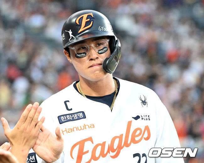 [OSEN=대전, 이대선 기자] 21일 오후 대전 한화생명볼파크에서 2025 신한 SOL Bank KBO리그 한화 이글스와 두산 베어스의 경기가 열렸다.한화는 류현진, 두산은 콜어빈을 선발로 내세웠다.2회초 2사 3루에서 한화 최재훈의 우전 적시타 때 홈을 밟은 3루주자 채은성이 동료들과 환호하고 있다. 2025.08.21 /sunday@osen.co.kr