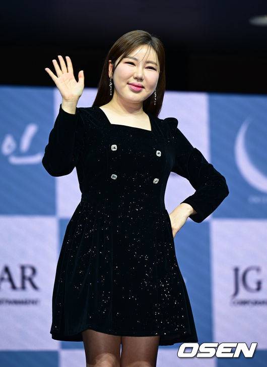 [OSEN=김성락 기자] 11일 오후 서울 스카이아트홀 가수 송가인의 정규 4집 앨범 발매 기념 쇼케이스 행사가 열렸다. 이번 4집 앨범은 기존 정통 트로트 뿐 아니라 발랃, 모던 가요 등 장르의 곡들로 가득 채웠다. 더블 타이틀곡 '아사달'과 '눈물이 난다'를 비롯해 직접 작사에 참여한 '평생' 등 총 9곡을 담았다.가수 송가인이 포즈를 취하고 있다.  2025.02.11 / ksl0919@osen.co.kr