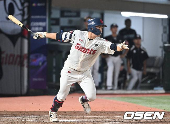 [OSEN=부산, 이석우 기자] 26일 부산 사직야구장에서 2025 신한 SOL 뱅크 KBO 리그 롯데 자이언츠와 KT 위즈의 경기가 열렸다. 홈팀 롯데는 나균안이, 방문팀 KT는 오원석이 선발 출전했다.롯데 자이언츠 박찬형이 5회말 우익수 앞 안타를 치고 있다. 2025.08.26 / foto0307@osen.co.kr