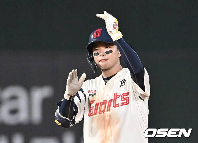 [OSEN=부산, 이석우 기자] 26일 부산 사직야구장에서 2025 신한 SOL 뱅크 KBO 리그 롯데 자이언츠와 KT 위즈의 경기가 열렸다. 홈팀 롯데는 나균안이, 방문팀 KT는 오원석이 선발 출전했다.롯데 자이언츠 이호준이 4회말 1사 1,2루 우익수 오른쪽 역전 1타점 2루타를 치고 세리머니를 하고 있다. 2025.08.26 / foto0307@osen.co.kr