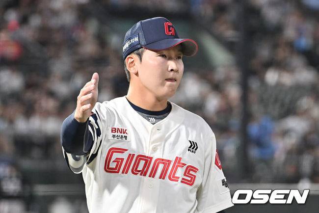 [OSEN=부산, 이석우 기자] 26일 부산 사직야구장에서 2025 신한 SOL 뱅크 KBO 리그 롯데 자이언츠와 KT 위즈의 경기가 열렸다. 홈팀 롯데는 나균안이, 방문팀 KT는 오원석이 선발 출전했다.롯데 자이언츠 최준용이 7회초 수비를 마치고 하이파이브를 하고 있다. 2025.08.26 / foto0307@osen.co.kr