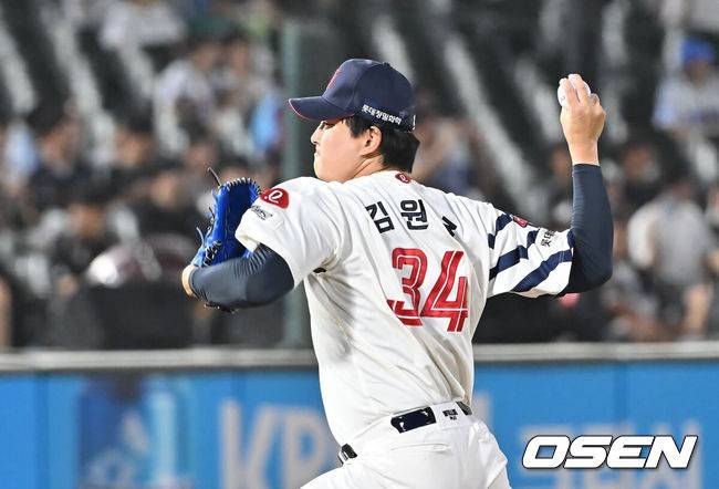 [OSEN=부산, 이석우 기자] 26일 부산 사직야구장에서 2025 신한 SOL 뱅크 KBO 리그 롯데 자이언츠와 KT 위즈의 경기가 열렸다. 홈팀 롯데는 나균안이, 방문팀 KT는 오원석이 선발 출전했다.롯데 자이언츠 김원중이 역투하고 있다. 2025.08.26 / foto0307@osen.co.kr