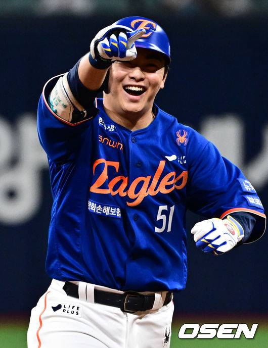 [OSEN=고척, 조은정 기자]26일 오후 서울 고척스카이돔에서 ‘2025 신한 SOL Bank KBO리그’ 키움 히어로즈와 한화 이글스의 경기가 열렸다.키움은 알칸타라, 한화는 류현진을 선발로 내세웠다.9회초 한화 선두타자 문현빈이 역전 솔로 홈런을 날린 뒤 베이스를 돌고 있다. 2025.08.26 /cej@osen.co.kr