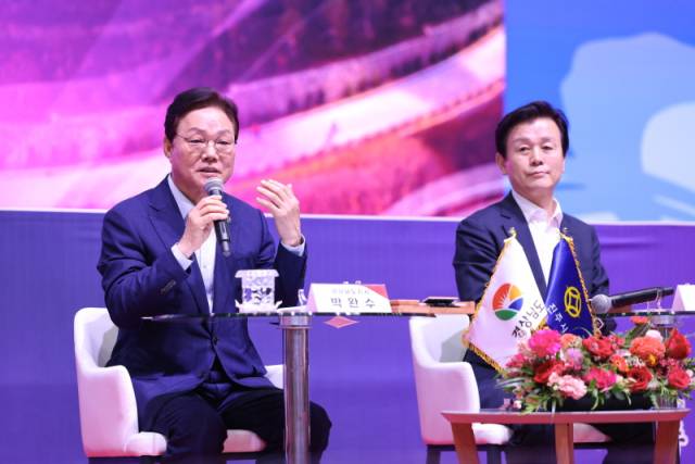 ▲박완수 도지사(왼쪽)가 진주시민들과 지역 현안과 정책 과제에 대해 직접 소통했다. ⓒ경남도