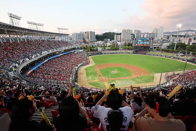 지난 24일 광주기아챔피언스필드에서 열린 프로야구 LG 트윈스와 KIA 타이거즈의 경기에서 야구팬들이 관전하고 있다. KBO리그는 전날 4개 경기장에서 매진을 이루는 등 10만 명이 넘는 팬들이 야구장을 찾아 2년 연속 천만 관중을 돌파했다. 연합뉴스