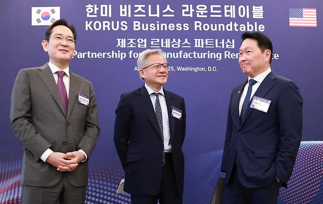 이재용 삼성전자 회장(왼쪽)과 최태원 대한상공회의소 회장 겸 SK그룹 회장(오른쪽)이 25일(현지시간) 미국 워싱턴DC 윌라드 호텔에서 열린 한미 비즈니스 라운드 테이블 리셉션에서 젠슨 황 엔비디아 최고경영자(CEO)와 대화하고 있다. 워싱턴=연합뉴스
