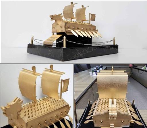 25일(현지시간) 한미 정상회담을 위해 이재명 대통령이 준비한 명장의 금속 거북선 선물. 연합뉴스