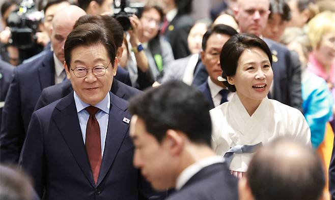 이재명 대통령과 김혜경 여사가 24일(현지시간) 미국 워싱턴DC의 한 호텔에서 열린 재미동포 만찬 간담회에 참석하고 있다. 뉴시스