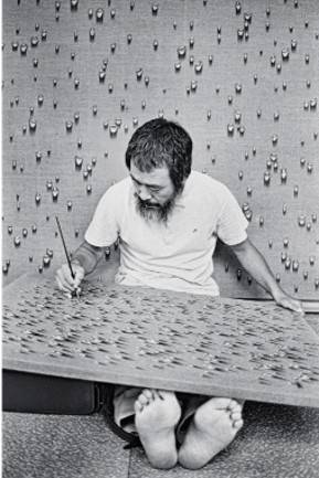 1979년 육명심 사진작가가 찍은 프랑스 파리 시절 김 화백의 모습. 캔버스에 작은 물방울들을 그리고 있는 모습을 담았다. 국립현대미술관 제공