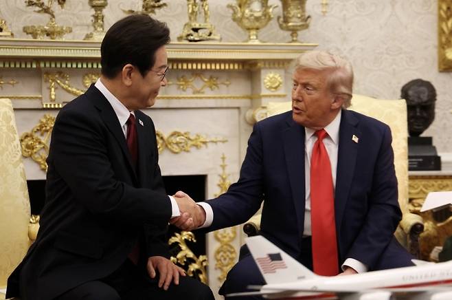 이재명 대통령과 도널드 트럼프 미 대통령이 25일(현지시간) 미국 워싱턴DC 백악관에서 정상회담 중 악수하고 있다. 2025.8.26 연합뉴스