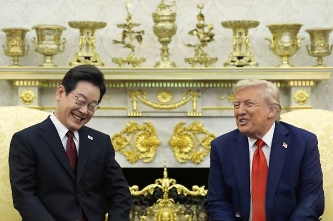 지난 25일(현지시간) 미국 백악관에서 열린 한미정상회담 도중 이재명(왼쪽) 대통령과 도널드 트럼프 미국 대통령이 함께 웃고 있다. 워싱턴 AP 연합뉴스