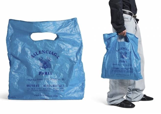 프랑스 명품 브랜드 발렌시아가가 2025년 겨울 시즌 컬렉션에서 선보인 ‘남성 마르쉐 패커블 토트백 미디엄 블루’. 국내 판매가는 147만원. 자료 : 발렌시아가 홈페이지