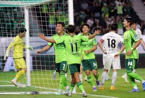 지난 20일 전주월드컵경기장에서 열린 2025 하나은행 코리아컵 준결승 1차전 전북현대와 강원FC의 경기. 전북 김영빈이 선제골을 넣고 동료들과 기뻐하고 있다. 2025.8.20. 전주 연합뉴스