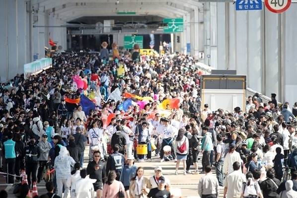 메년 5월이 되면 잠수교 및 반포한강공원 일대에서 ‘차 없는 잠수교 뚜벅뚜벅 축제’가 열린다. 서울시
