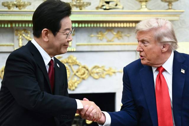 이재명 대통령이 25일(현지 시간) 미국 워싱턴DC 백악관에서 도널드 트럼프 대통령과 악수를 나누고 있다. AFP연합뉴스