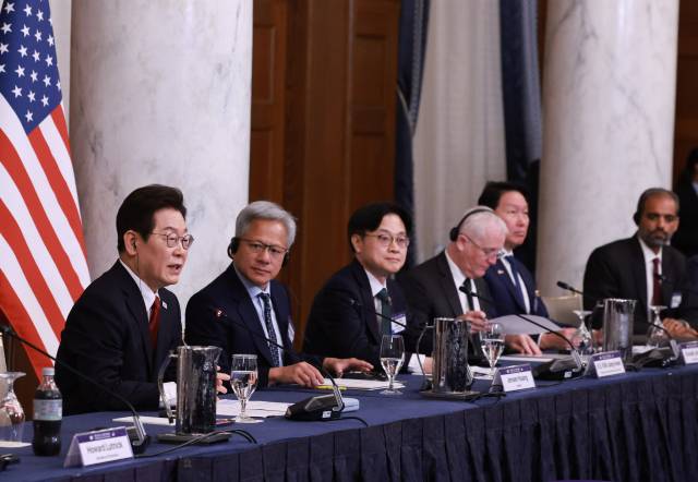 이재명 대통령이 25일(현지시간) 미국 워싱턴DC 윌라드 호텔에서 열린 한미 비즈니스 라운드 테이블에서 기조연설을 하고 있다. /연합뉴스