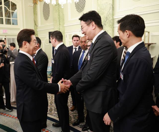 이재명 대통령이 25일(현지시간) 미국 워싱턴DC 윌라드 호텔에서 열린 한미 비즈니스 라운드 테이블에서 조원태 한진그룹 회장과 악수하고 있다. 연합뉴스
