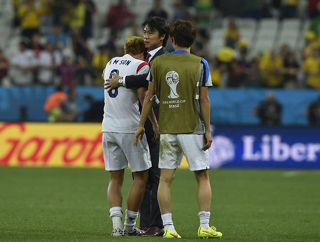 홍명보 축구국가대표팀 감독과 손흥민의 인연은 2014브라질월드컵부터 시작됐다. 홍 감독이 벨기에와 대회 조별리그 최종전을 마친 뒤 울고 있는 손흥민을 안아주며 격려하는 모습. 사진제공｜대한축구협회