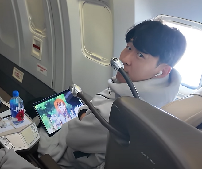 애니메이션을 보고 있는 손흥민의 모습을 촬영한 제임스 매디슨. 매디슨 유튜브 캡처