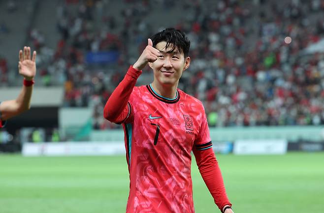 지난해 6월 11일 서울월드컵경기장에서 열린 2026 북중미 월드컵 아시아 지역 2차 예선 C조 6차전 한국과 중국의 경기에서 1-0으로 승리한 한국 손흥민이 관중을 향해 인사하고 있다. 연합뉴스