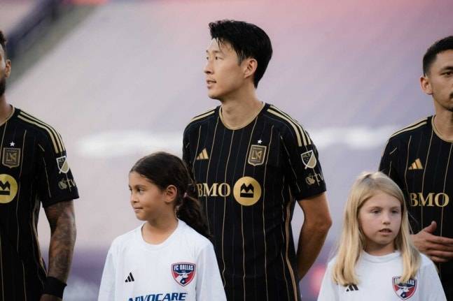 ▲ 데뷔 3경기에서 페널티킥 유도 →어시스트→프리킥 골로 이어지는 퍼포먼스를 펼친 손흥민은 단숨에 ‘MLS 이주의 팀’ 단골 멤버가 됐다. 팀 동료 은코시 타파리는 “손흥민의 첫 3경기는 마치 루브르 박물관에 전시해도 될 예술”이라며 극찬했다. ⓒ LAFC