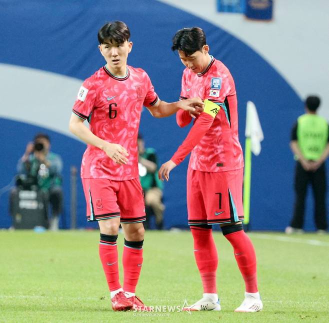 대한민국 주장 손흥민이 지난 6월 서울월드컵경기장에서 북중미월드컵 최종예선 마지막 경기인 쿠웨이트전이 열리는 가운데 후반전 교체투입되며 주장 완장을 차고 있다. /사진=강영조 선임기자