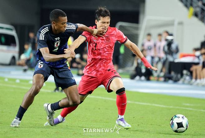 이태석이 지난달 용인미르종합운동장에서 열린 2025 동아시아축구연맹(EAFF) E-1 챔피언십(동아시안컵) 일본과의 최종전 후반 모치주키와 볼다툼을 벌이고 있다. /사진=강영조 선임기자