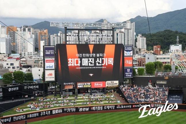 지난 13일 대전 한화생명볼파크 전광판에 '최다 매진 신기록' 소식이 표출되고 있다. /사진=한화 이글스