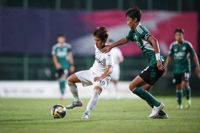 경합을 펼치고 있는 부산 김나다나엘진우(왼쪽)와 전북 곽지후. /사진=한국프로축구연맹