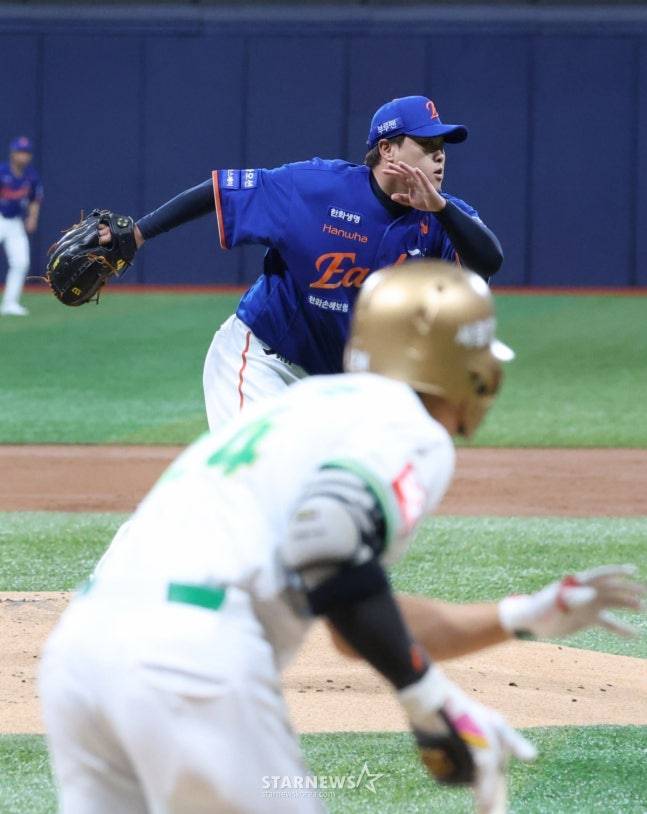 2025 신한 SOL Bank KBO리그키움 히어로즈 대 한화 이글스 경기가 26일 서울 고척스카이돔에서 열렸다.  한화 선발 류현진(위쪽)이 1회말 무사에서 송성문이 날린 내야안타를 수비하고 있다. /사진=김진경 대기자