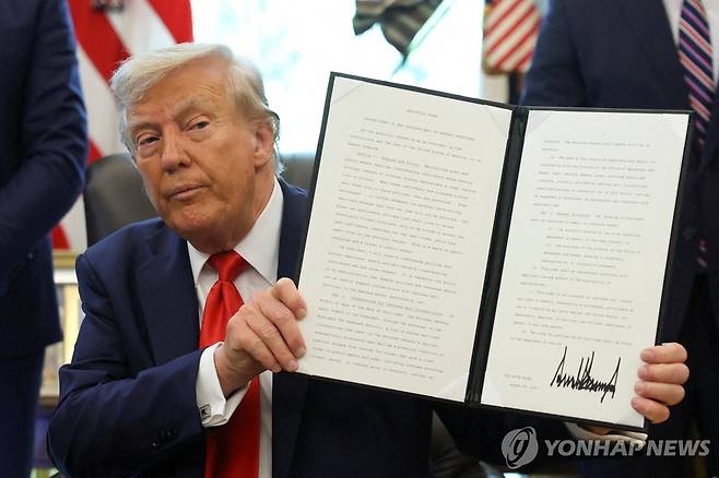 행정명령 서명한 트럼프 대통령 [로이터 연합뉴스]