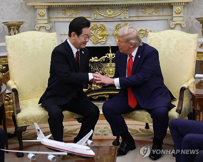 이재명 대통령, 한·미 정상회담 악수 (워싱턴=연합뉴스) 한상균 기자 = 이재명 대통령이 25일(현지시간) 미국 워싱턴 DC 백악관 오벌오피스에서 열린 한미 정상회담에서 도널드 트럼프 미국 대통령과 악수하고 있다. 2025.8.26 xyz@yna.co.kr