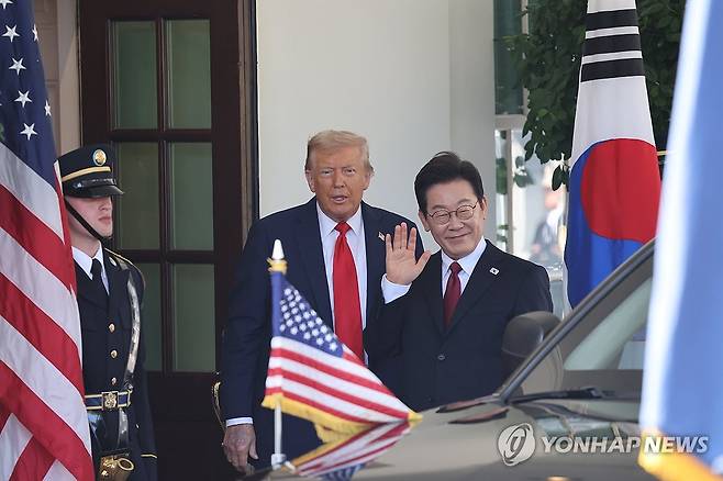 인사하는 한미 정상 (워싱턴=연합뉴스) 한상균 기자 = 이재명 대통령이 25일(현지시간) 한미 정상회담을 위해 미국 워싱턴 DC 백악관에 도착해 도널드 트럼프 미국 대통령과 취재진을 향해 인사하고 있다. 2025.8.26 xyz@yna.co.kr