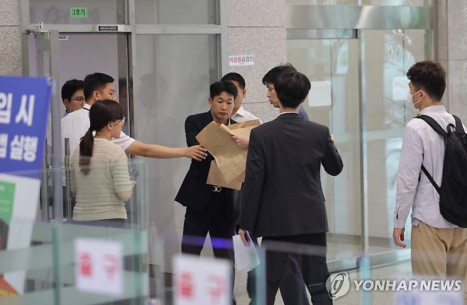 해병특검, 국방부 대변인실 등 압수수색 (서울=연합뉴스) 류영석 기자 = 해병대 채 상병 사건 수사방해 의혹을 수사하는 이명현 순직해병특검팀이 수사외압 의혹의 단초가 된 'VIP 격노설' 수사를 위해 10일 서울 용산구 국방부 청사에 도착, 압수수색에 나서고 있다. 2025.7.10 ondol@yna.co.kr