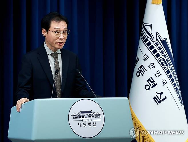 이규연 홍보소통수석 브리핑 (서울=연합뉴스) 홍해인 기자 =  이규연 대통령실 홍보소통수석이 21일 서울 용산 대통령실 청사에서 이날 열린 대통령 수석·보좌관 회의 관련 브리핑을 하고 있다. 2025.8.21 hihong@yna.co.kr