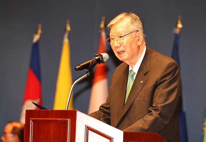 ▲ 이중근 부영그룹 우정교육문화재단 이사장이 27일 오후 서울 중구 대한상공회의소에서 열린 '2025년 2학기 외국인 장학금 수여식'에서 인사말을 하고 있다./김철빈 기자 narodo@incheonilbo.com