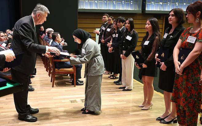 ▲&nbsp;이중근 부영그룹 우정교육문화재단 이사장이 27일 오후 &nbsp;서울 중구 대한상공회의소에서 열린 '2025년 2학기 외국인 장학금 수여식'에서 카삭 알할바위(이라트)에게 장학증서를 수여하고 있다./김철빈 기자 narodo@incheonilbo.com