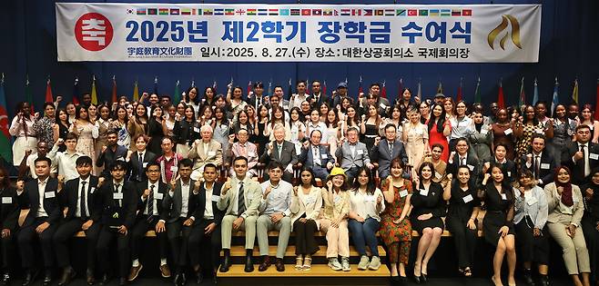 ▲ 부영그룹 우정교육문화재단이 27일 오후 서울 중구 대한상공회의소에서 열린 '2025년 2학기 외국인 장학금 수여식'에서 32개국 외국인 유학생 100명에게 장학금 약 4억원을 전달 후 기념 사진을 찍고 있다.이중근 이사장은 &nbsp;2008년 설립한 재단을 통해 2010년부터 국내 대학에 재학 중인 외국인 유학생들에게 매년 두 차례 장학금을 지급하고 있다. 2013년부터는 대상 국가와 수혜 학생을 대폭 늘리고 장학금 액수도 1인당 연간 800만원으로 증액했다./김철빈 기자 narodo@incheonilbo.com