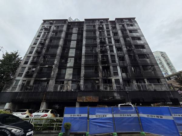 7월 18일 오후 광명시 소하동 한 아파트에서 불이 나 건물이 검게 그을린 모습. [사진=경인방송 DB]
