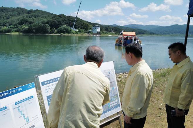 윤석대 한국수자원공사 사장이 27일 충북 청주시 상당구 문의면의 대청댐 문의 수역을 찾아 녹조 제거작업 현황을 점검하고 있다.사진제공 한국수자원공사