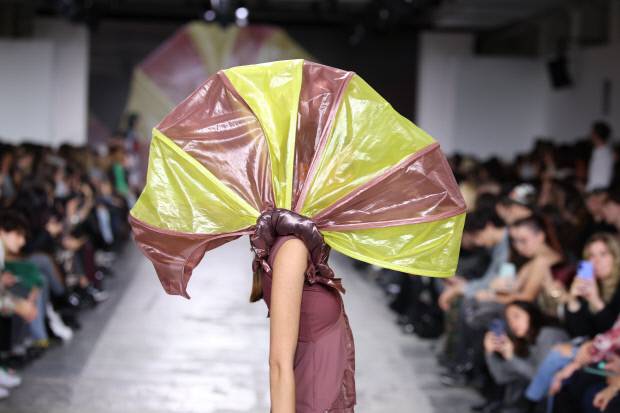 광주디자인비엔날레 1전시관에서 만나볼 이탈리아 응용예술디자인대학의 ‘리버스 체인지: 지속가능한 미래를 위한 포용적 패션’(2024). <광주디자인비엔날레재단 제공>