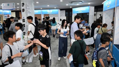 지난 23일 한림대에서 열린 2025 강원학생 창업 페스티벌에 참가한 학생들로 행사장이 북적이고 있다. 신세희기자