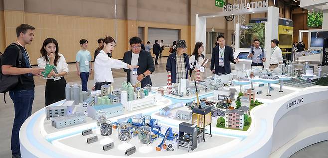 2025 기후산업국제박람회(WCE)가 'Energy for AI & AI for Energy'를 주제로 27일부터 29일까지 부산 벡스코(BEXCO)에서 열리고 있는 가운데 27일 찾은 고려아연 전시관의 모습. 이수화 기자